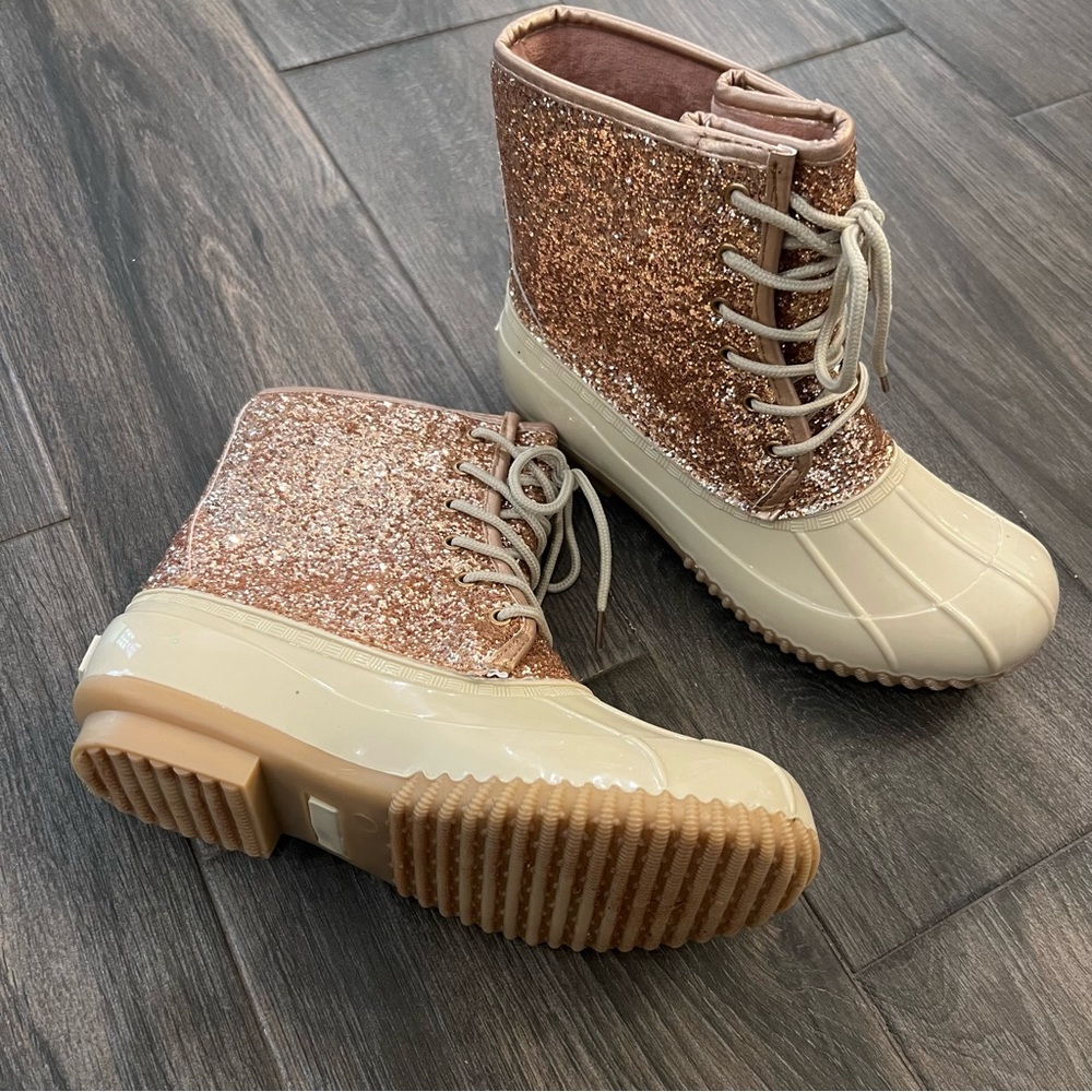 BRAND NEW Women’s Duck Boots Size 8